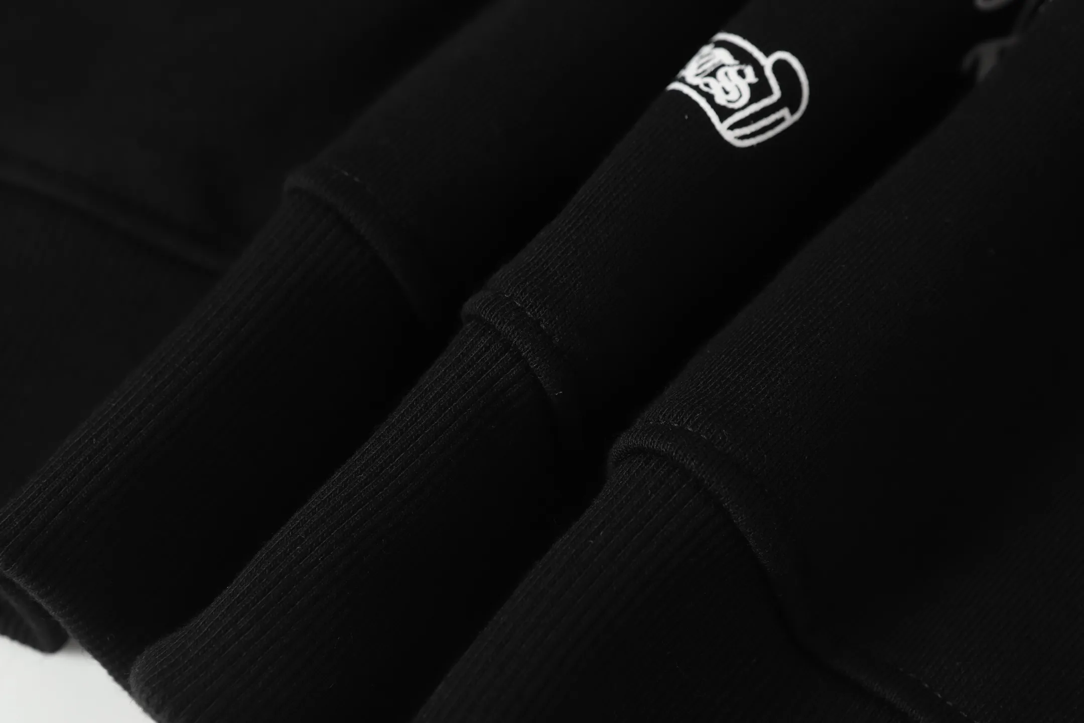 M38—P210 -Chrome Hearts/Chrome Hearts printed sweatshirt cardigan jacket -420 grams of high-density, high-quality wool, soft, delicate and skin-friendly, soft and silky to the touch, warm and skin-friendly -The hardware and zipper accessories are all customized and full of details -Colour: black -Size: S M L XL